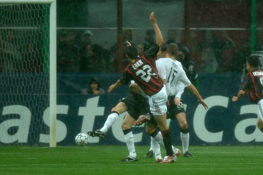 Kakà mette il timbro anche al ritorno aprendo le danze nel 3-0 allo United che proietta il Milan in finale. LaPresse
